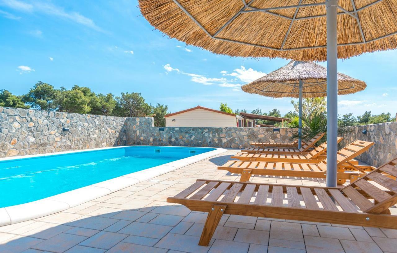 Camp Mateo With Pool Ferienpark